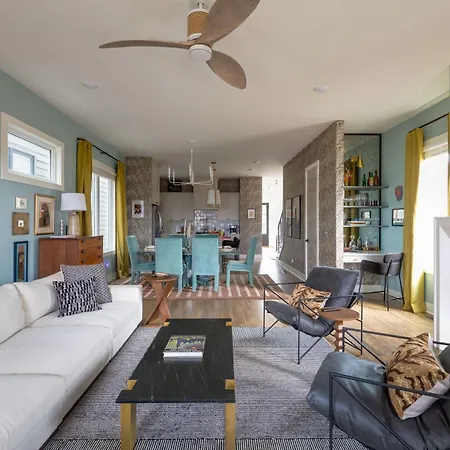 The Lyric - New Luxury Home, Rooftop With Firepit!